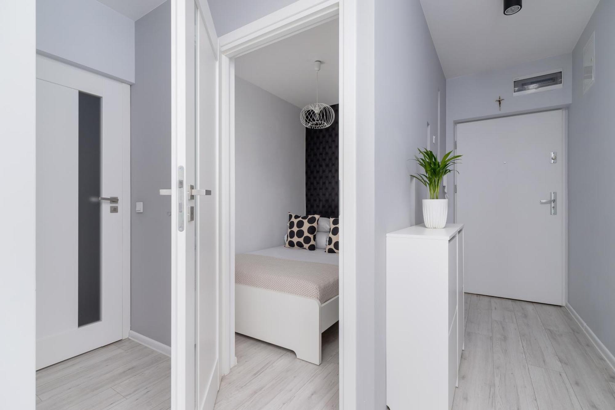 One Bedroom With A Balcony - Dietla 109 Street Apartment