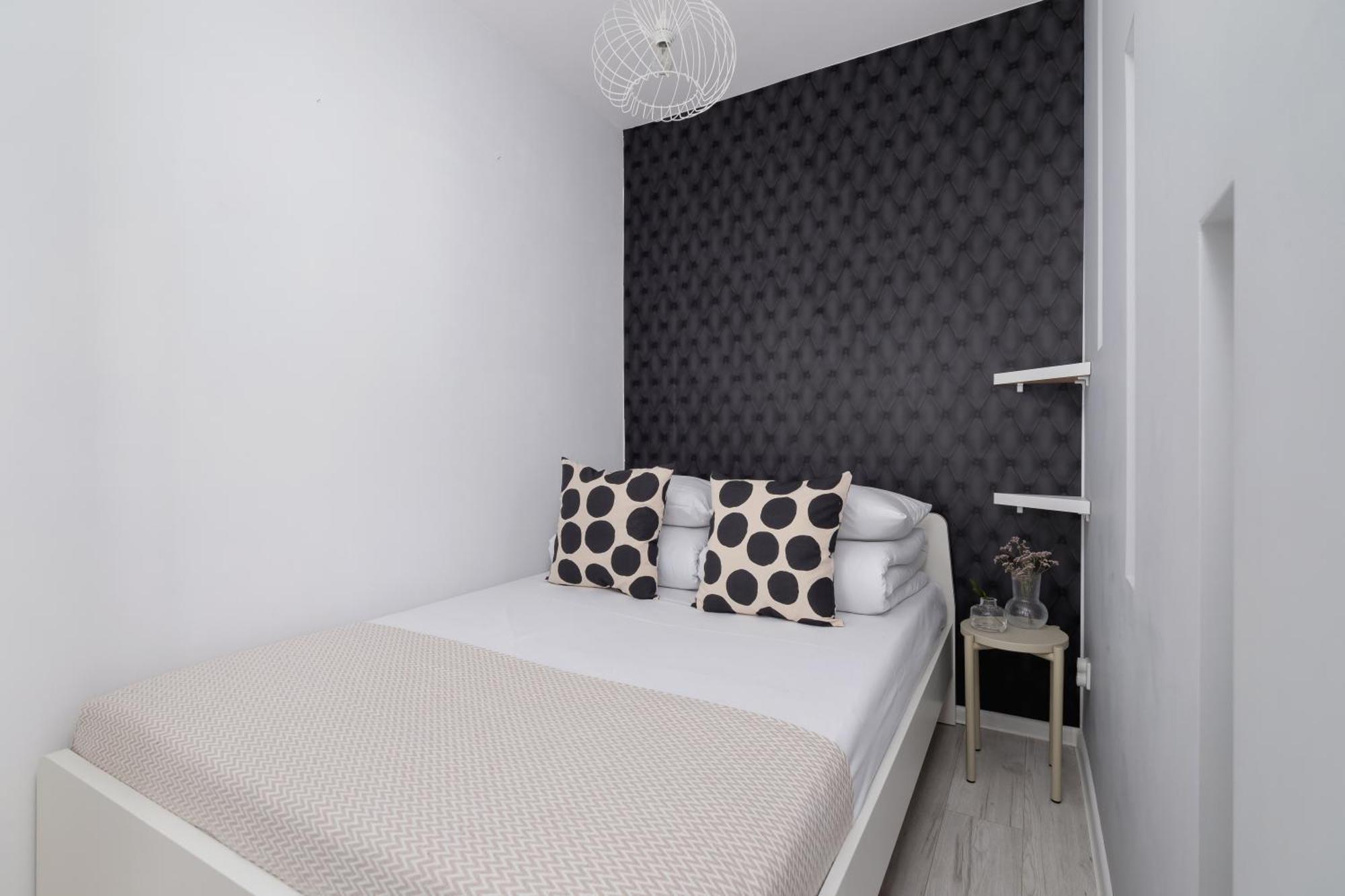 One Bedroom With A Balcony - Dietla 109 Street Apartment *
