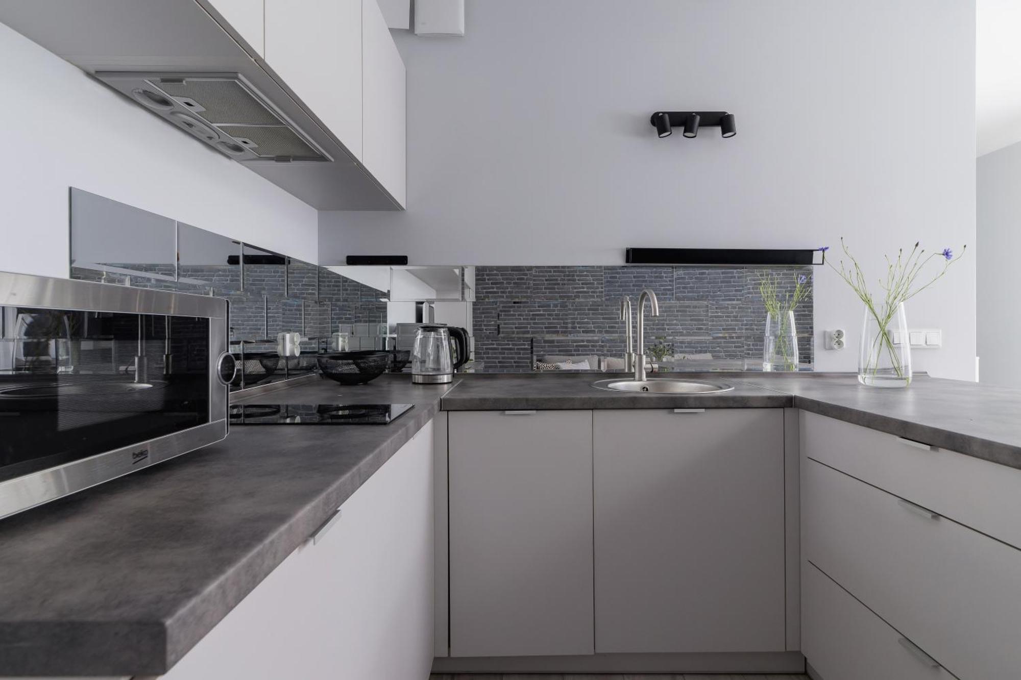 One Bedroom With A Balcony - Dietla 109 Street Apartment *