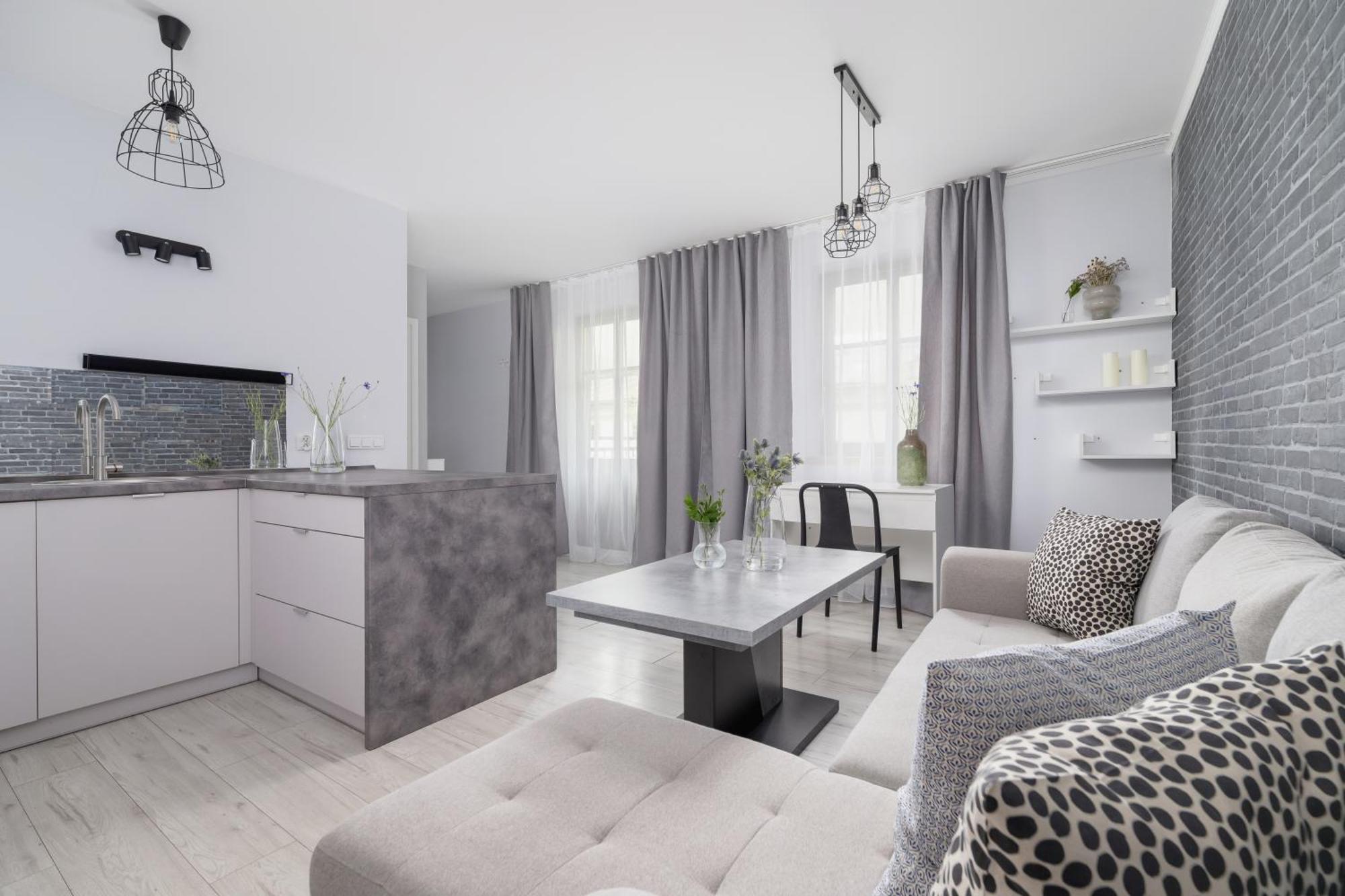 One Bedroom With A Balcony - Dietla 109 Street Apartment